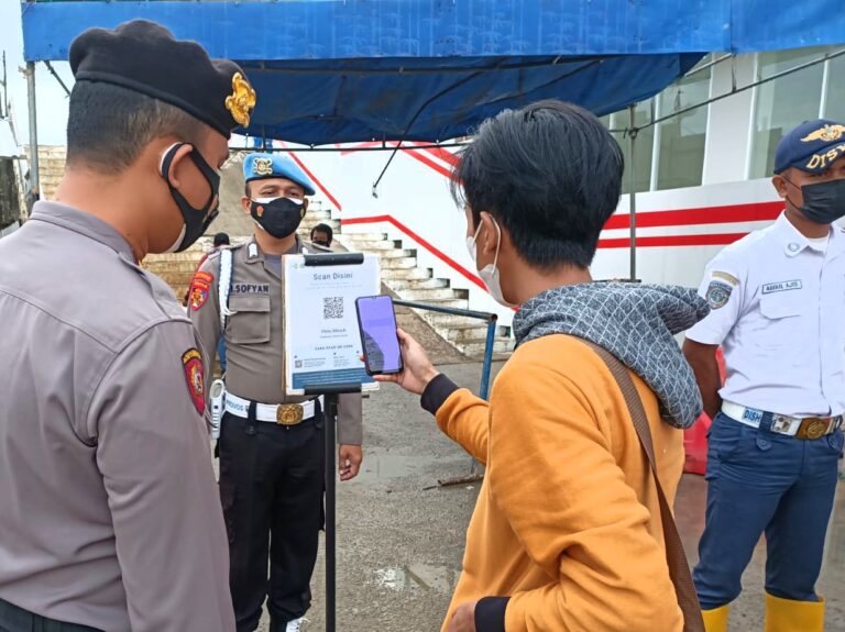 Di Pelabuhan Kaliadem, 166 Penumpang Kapal Scan PeduliLindungi Sebelum Berangkat ke Pulau Seribu