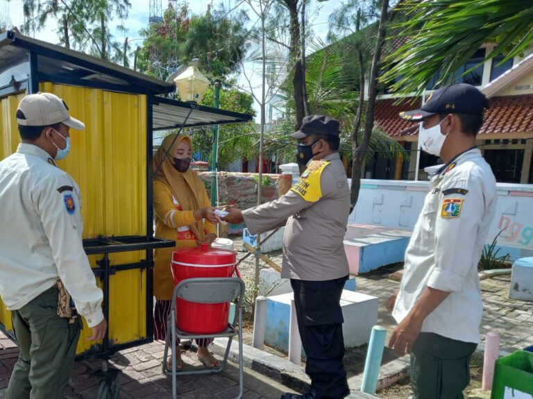 Polres Kep Seribu Terus Himbau ProKes dan Bagikan 1.000 Masker ke Warga Upaya Cegah COVID19