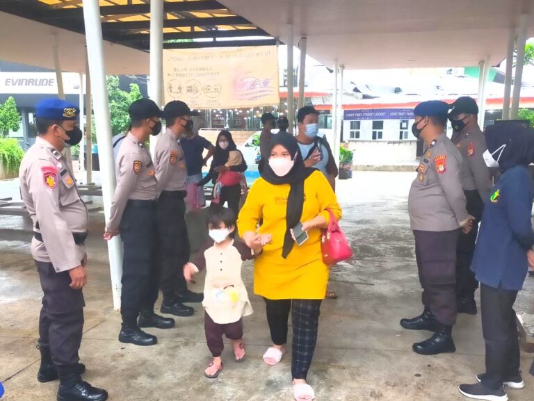 Polres Kep Seribu Terus Himbau ProKes dan Bagikan 1.100 Masker ke Warga Upaya Cegah COVID19