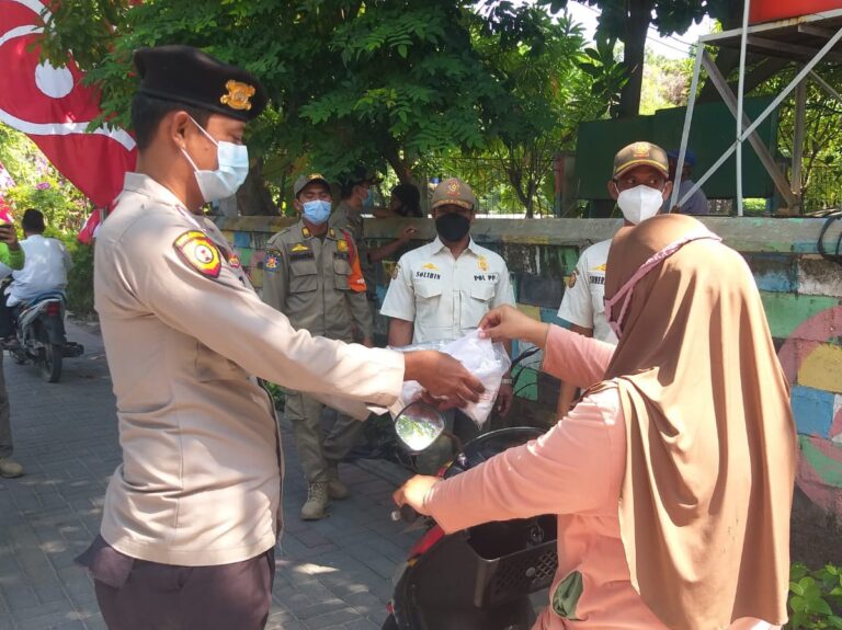 Polres Kep Seribu Terus Himbau ProKes dan Bagikan 1.000 Masker Ke Warga Upaya Cegah COVID19