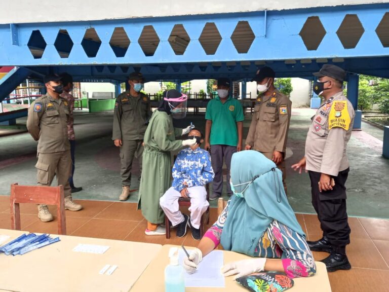 Minimalisir Sebaran COVID19, Polsek Kep Seribu Utara Gencar Giatkan Testing Swab Antigen Door to Door