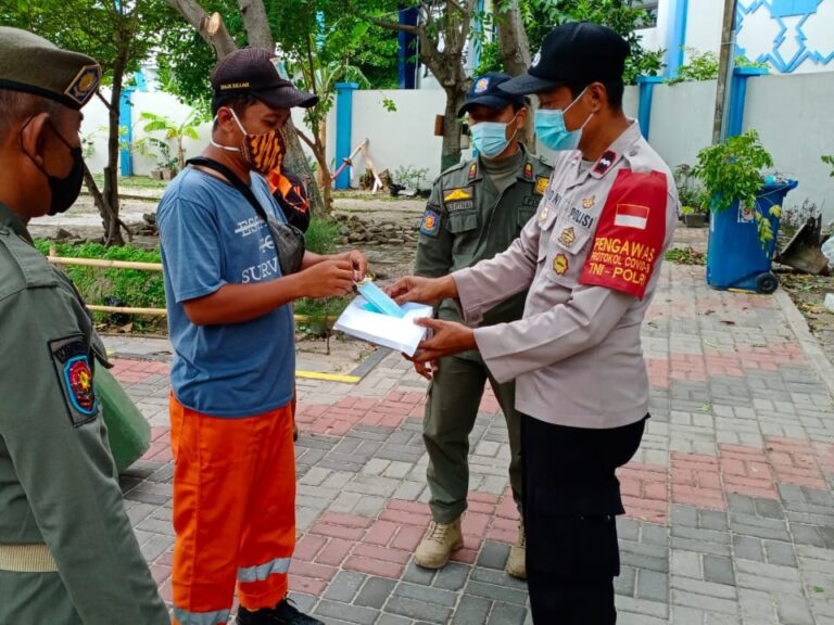 Saat Bagikan 1.200 Masker ke Warga, Polres Kep Seribu Sampaikan Himbauan ProKes