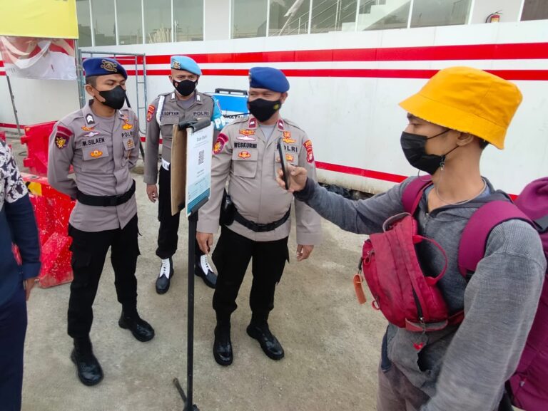 Di Pelabuhan Kaliadem, 154 Penumpang Kapal Scan PeduliLindungi Sebelum Berangkat ke Pulau Seribu