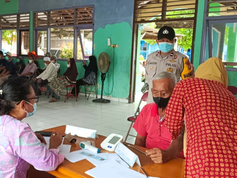 Vaksinasi Booster COVID19, Polsek Kep Seribu Selatan Sasar Lansia di 3 Pulau Pemukiman