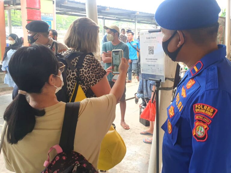 Di Dermaga Marina Ancol, 302 Penumpang Kapal Scan PeduliLindungi Sebelum Berangkat ke Pulau Seribu
