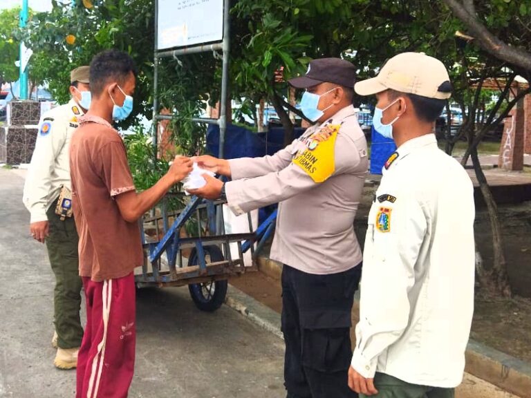 Terus Giatkan Himbauan ProKes dan Bagikan 1.100 Masker, Polres Kep Seribu Cegah Sebaran COVID19
