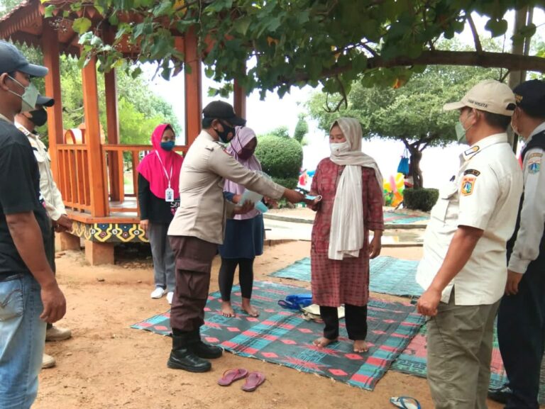Saat Bagikan 1.000 Masker ke Warga, Polres Kep Seribu Sampaikan Himbauan ProKes