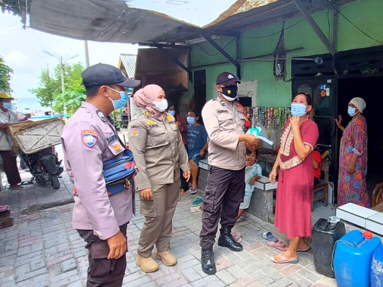Saat Bagikan 1.200 Masker ke Warga, Polres Kep Seribu Sampaikan Himbauan ProKes