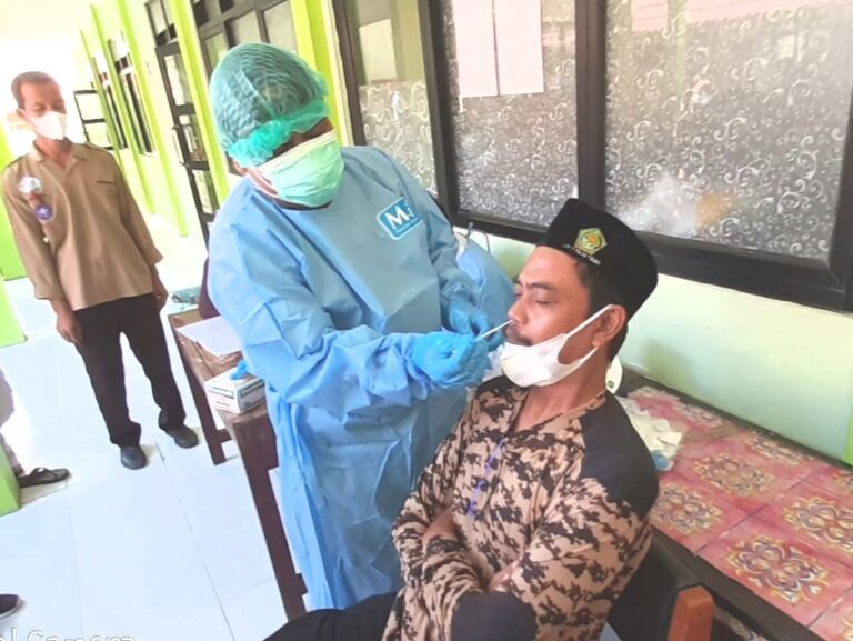 Sambangi Sekolahan, Polsek Kep Seribu Selatan Bersama Nakes Puskesmas Giatkan Testing Swab Antigen COVID19