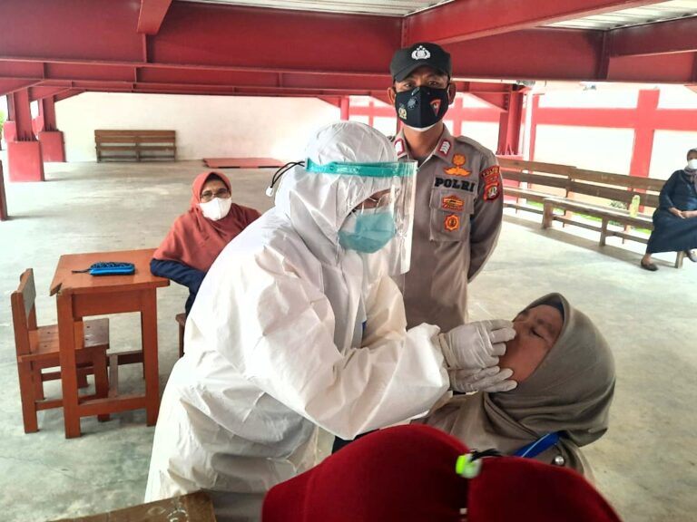 Sambangi Sekolahan, Polsek Kep Seribu Selatan Bersama Nakes Puskesmas Giatkan Testing Swab Antigen COVID19