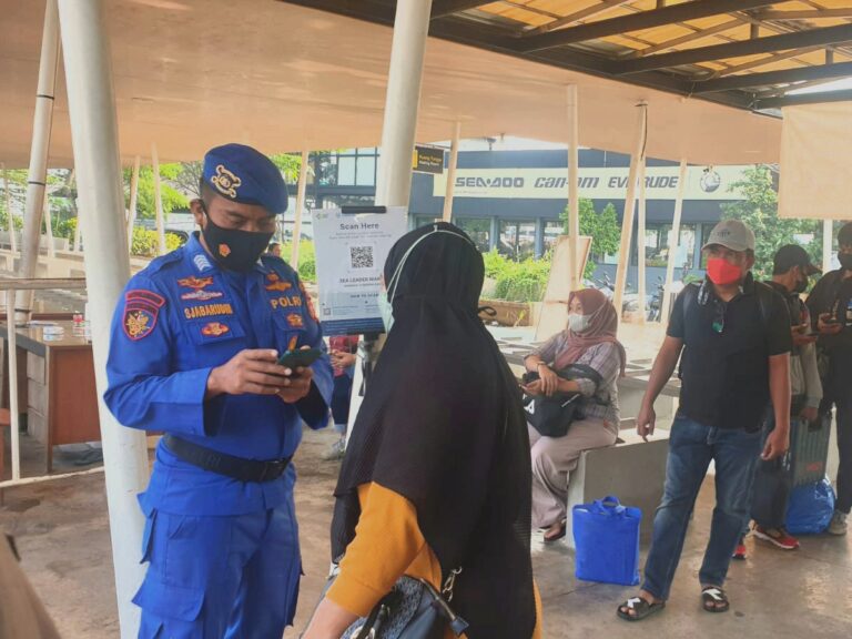 Di Dermaga Marina Ancol, 80 Penumpang Kapal Scan PeduliLindungi Sebelum Berangkat ke Pulau Seribu