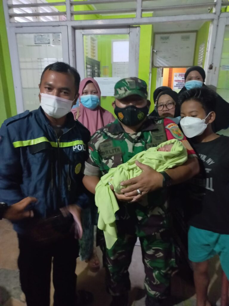 Babinsa Sertu Jaya Lita Bersama Bhabinkamtibmas Monitor Temuan Bayi Berumur 1 Hari di Kebun Singkong