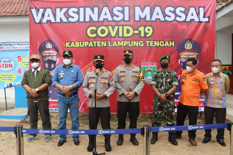 Terimakasih Pak Polisi, Warga Dapat Migor Gratis Setelah Divaksin di Lamteng
