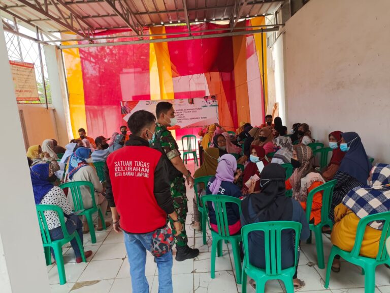 Cegah Timbulnya Klaster Baru Covid 19, Babinsa Serma Hermanto Pantau Penyaluran Bantuan Sosial Untuk Warga
