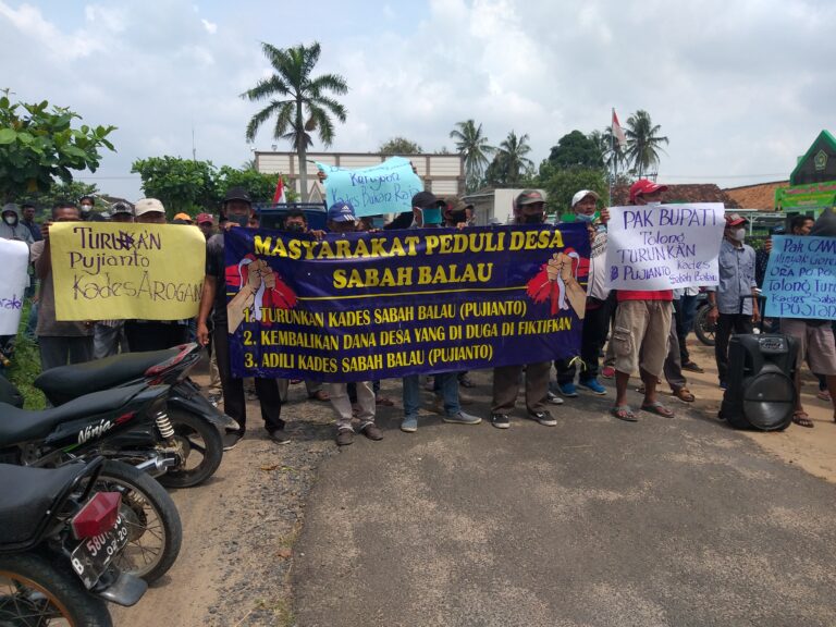 Lakukan Aksi di Kantor Camat, Warga Sabah Balau Minta Kades di Adili