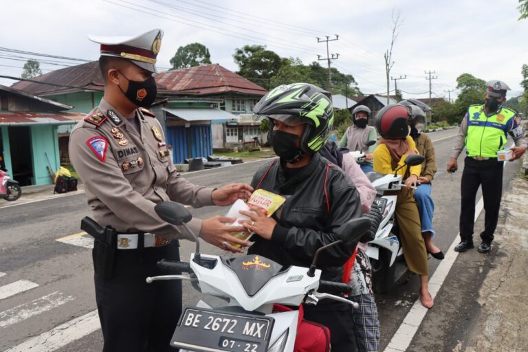 Sat Lantas Polres Lampung Barat Bagikan Minyak, Masker dan Handsantizer