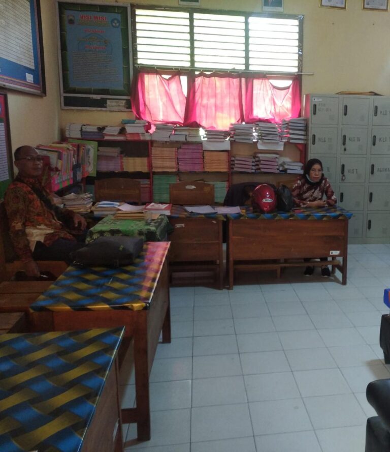 Helmi Salah Satu Guru PNS di SDN 1 Tanjung Baru Diduga Langgar PP No 17 Tahun 2020