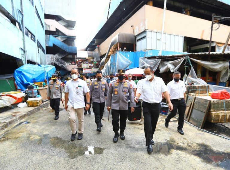Tinjau Pasar Minggu, Kapolri Pastikan Stok Minyak Curah untuk Warga Aman