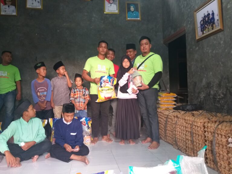Ramadhan Berbagi, KAWAL Dampingi C.V BAJA Berikan Santunan Kepada Anak Santri dan Anak Yatim Piatu