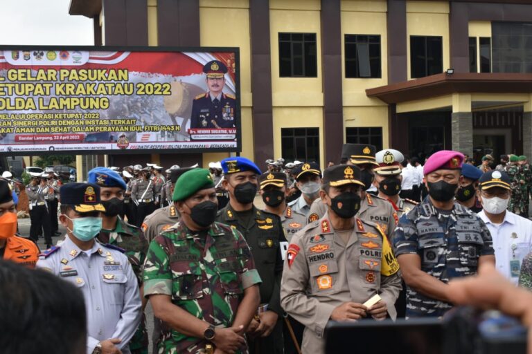Dalam Rangka Pengamanan Perayaan Idul Fitri 1443 H, Danrem 043/Gatam Hadiri Apel Gelar Pasukan Operasi Ketupat Krakatau 2022 Polda Lampung