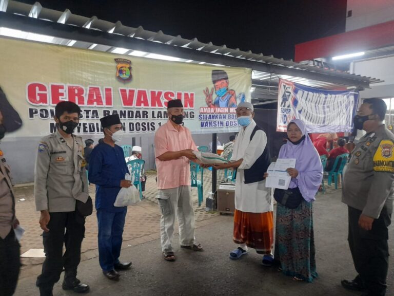 Genjot Vaksinasi Booster, Polresta Bandar Lampung Polda Lampung Berikan Vaksin untuk Jemaah Tarawih