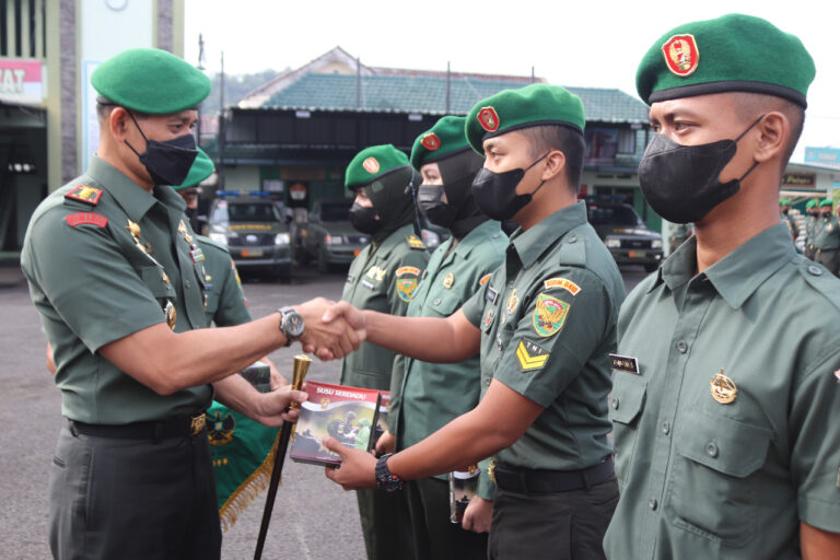Kolonel Inf Faisol Izuddin Karimi Membagikan Susu Serdadu Kepada Prajurit dan PNS Kodim 0410/KBL