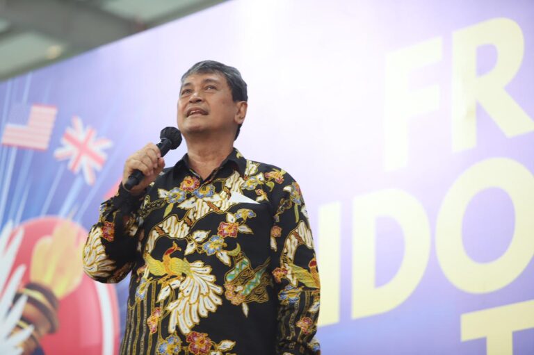 Shepard Supit Serahkkan Obor Paskah kepada Anies Baswedan dan Diteruskan kepada Pelaksana Paskah Maya Rumantir
