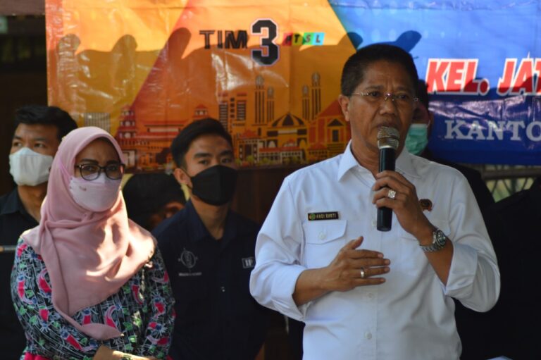Serahkan Sertifikat PTSL Pada Warga Jatimurni, Kakan Sebut Program PTSL Dianggarkan APBN