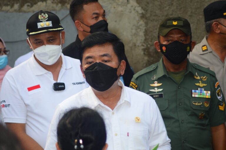 “TIDAK ADA PUNGLI” Jadi Klaim Menteri ATR/BPN Saat Serahkan Sertifikat PTSL 2022 Di Kota Bekasi