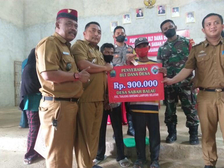 Kades Sabah Balau Bagikan BLT- DD Tahap III Kepada 143 KPM