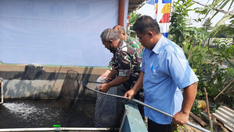 Garap Lahan Kosong, Jaga Ketahanan Pangan Wilayah Oleh Koramil 05/Kramatjati