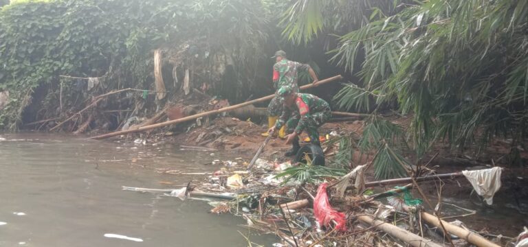 Cegah Banjir, Koramil 410-06/Kedaton Bersama Komponen Warga Laksanakan Pembersihan Sungai