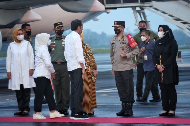 Kapolda Lampung turut menyambut kedatangan Presiden RI