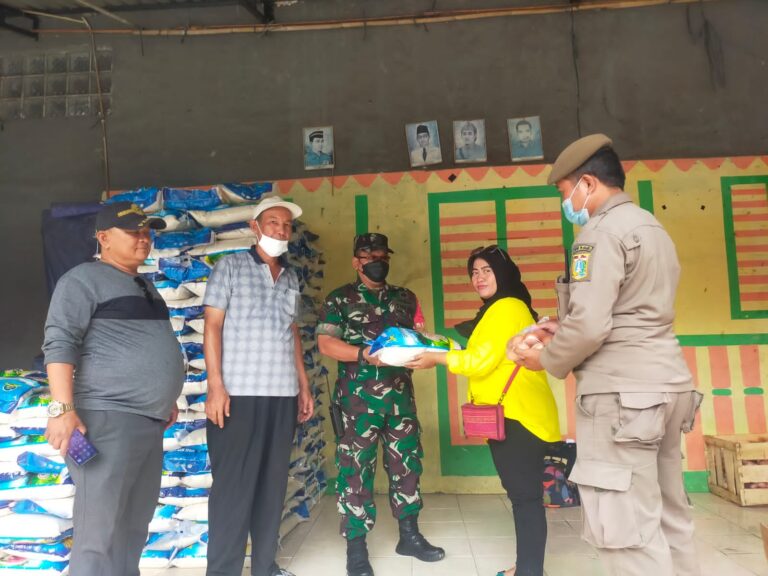 Babinsa Koramil 02/TB Kodim 0503/JB Monitoring Giat Pendistribusian BSP