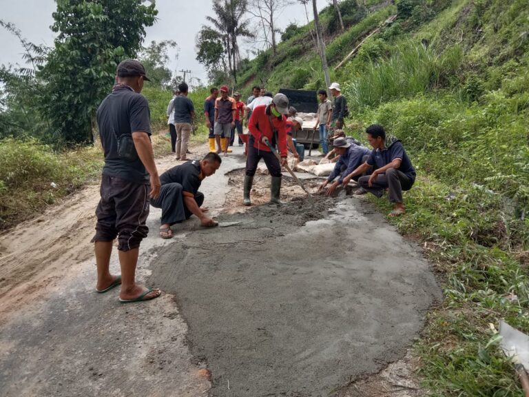 Semangat Gotong Royong, Perbaiki Akses Jalan Pekon Bumi Agung, Turgak , Sukaraja Peratin Ikhwan Satu Bentuk Amanah Kepedulian Terhadap Warganya
