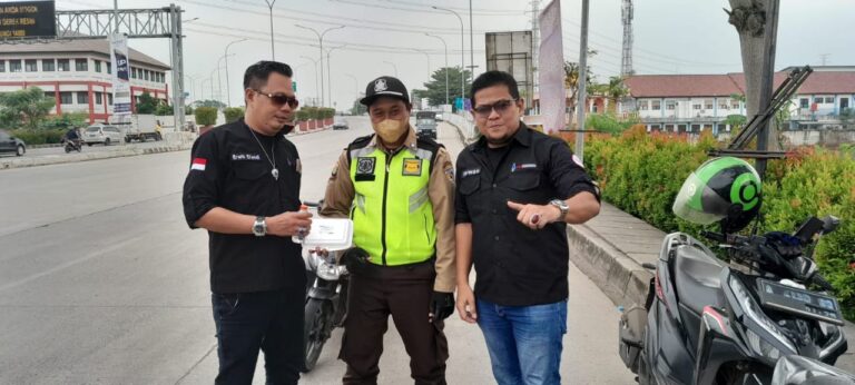 Bagi-bagi Makanan Siap Saji Pengurus FWJI Korwil Jakarta Barat Tiap Jum’at