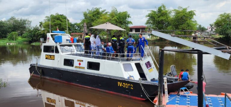 Berikan Layanan Kesehatan Bagi Warga di Pesisir Sungai Siak, Polairud Lakukan “Door to Door”