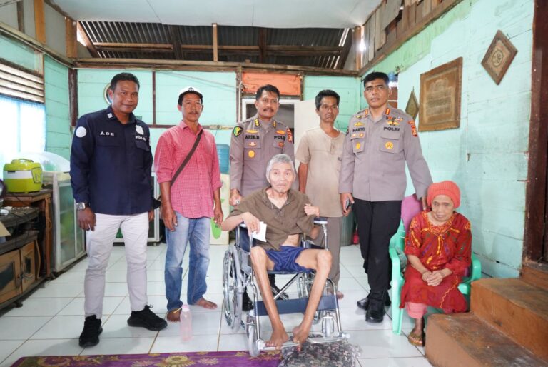 Bidhumas Polda Riau Dan WMPR Lakukan Misi Kemanusiaan Dengan Bagikan Kursi Roda