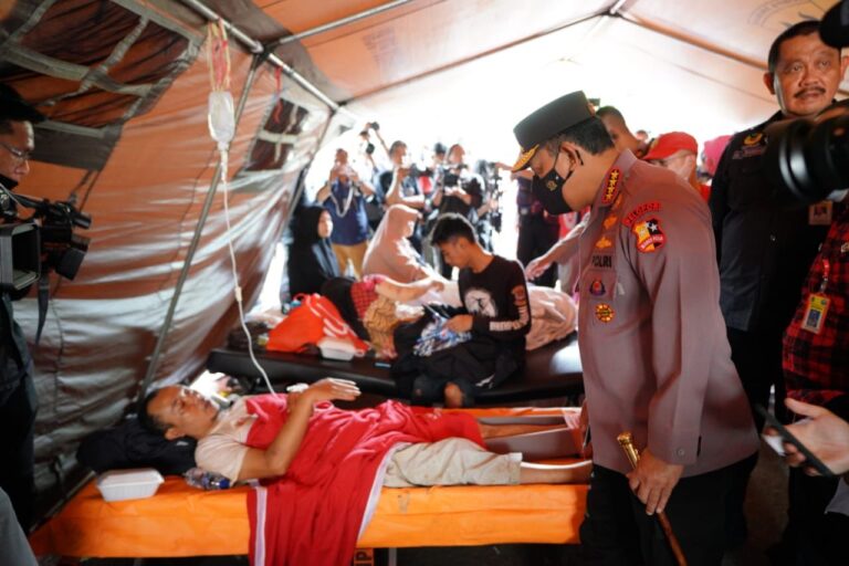 Pastikan Warga Dapat Bantuan Maksimal, Kapolri Tinjau Lokasi Gempa Bumi Cianjur