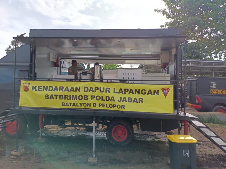 Food Truck Brimob Polri Siapkan 18.000 Paket Makanan Bagi Pengungsi Gempa Cianjur
