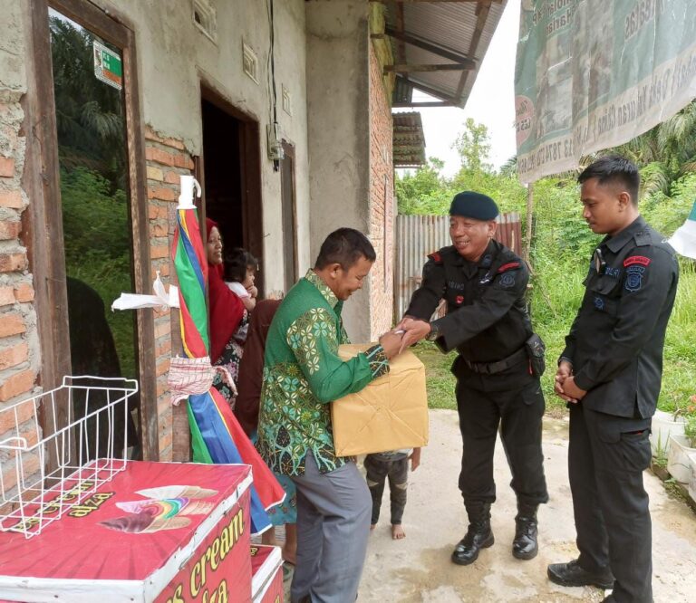 Momentum Hari Guru Nasional, BRIMOBDA Beri Bantuan Guru Honorer