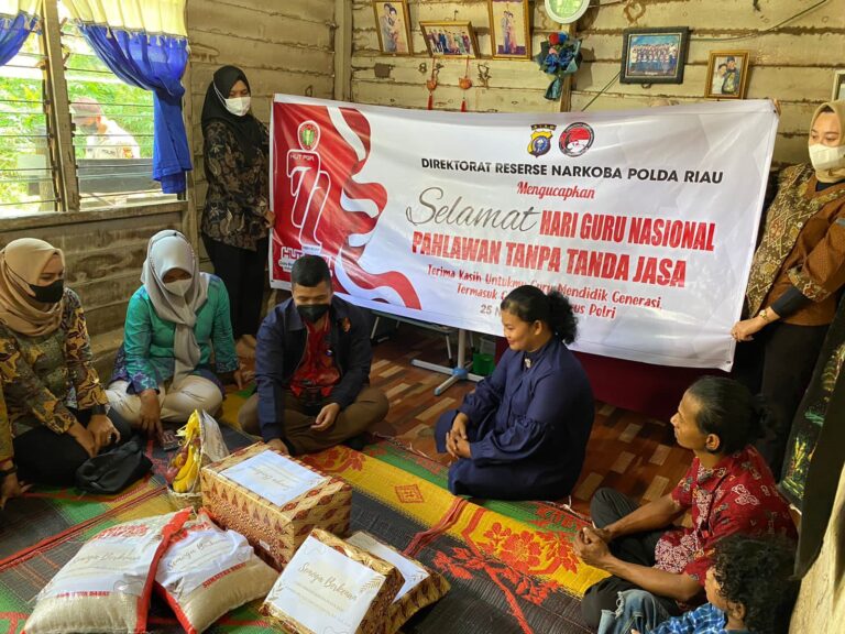 Bercucuran Air Mata, Guru Lindarwati Tak Menyangka Mendapat Perhatian Dari Polda Riau