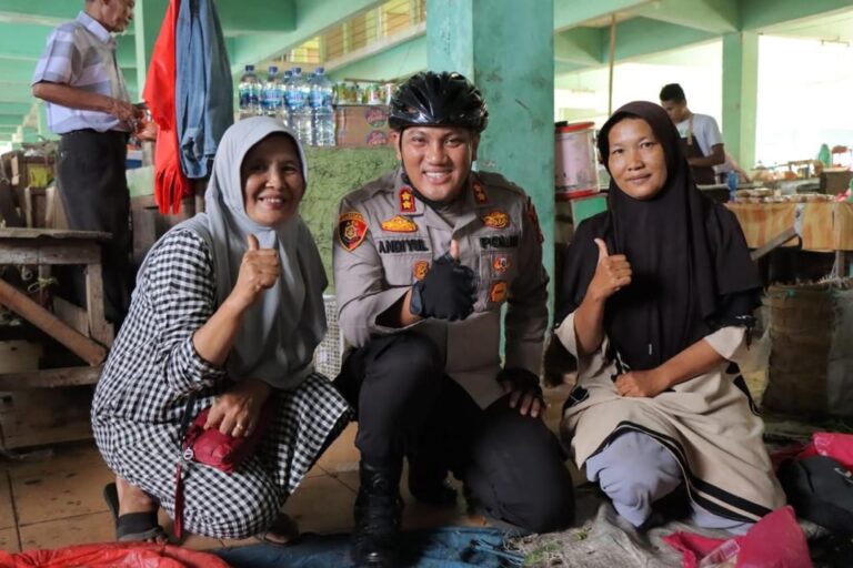 Melalui BERSAMA Kapolres Meranti, Sapa Warga Dan Dengar Keluh Kesah Pedagang Pasar