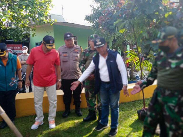 Kerja Bakti dan Penghijauan Lingkungan Oleh Babinsa Koramil 03/Pasar Rebo, Ciracas