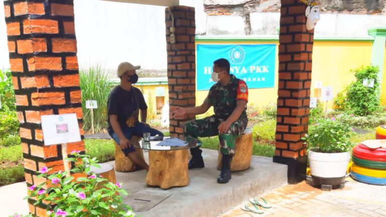 Bangun Hubungan Baik, Babinsa Koramil 03/GP Komsos Dengan Warga Binaan