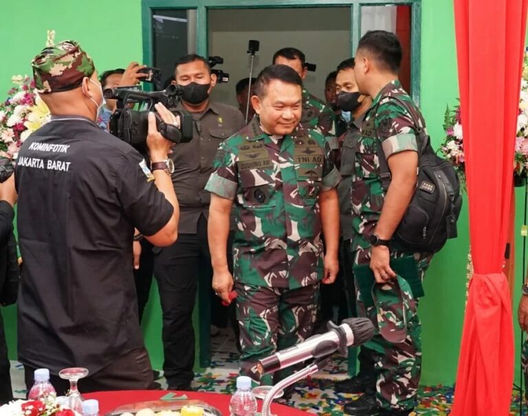 Pangdam Jaya Menghadiri Peresmian Penggunaan RTLH oleh Kasad di Jakarta Barat