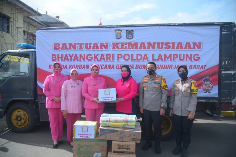 Ibu Ketua Bhayangkari Daerah Lampung, serahkan langsung Bantuan, Korban Gempa Cianjur