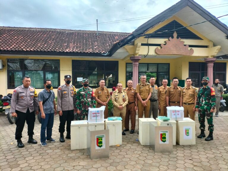 Personil Polres Pesawaran Polda Lampung Kawal dan Amankan Pendistribusian Logistik Pilkades Serentak 2022