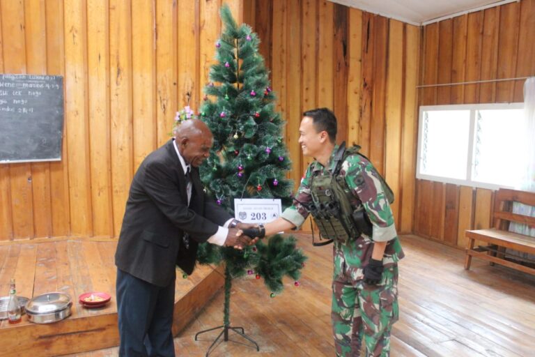Satgas Yonif Mekanis 203/AK berikan Pohon Natal untuk Gereja Baptis Manggalome