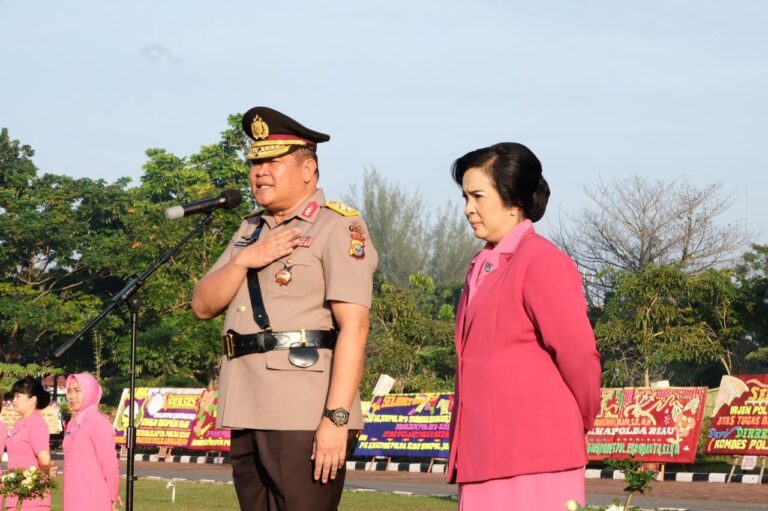 Kapolda Riau Irjen Moh Iqbal Pimpin Penghormatan ‘Kebanggaan’ di Apel Terakhir Wakapolda Riau Irjen Tabana Bangun